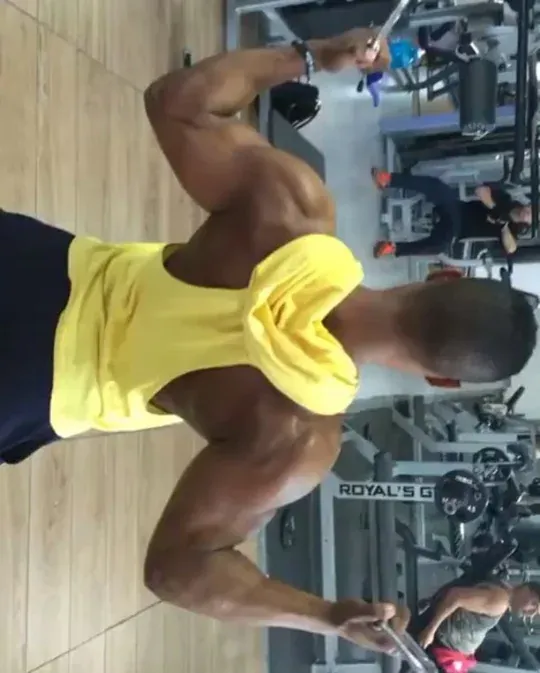 Marcos Feliz entrenando en 2016 — Calentando espalda antes de la rutina