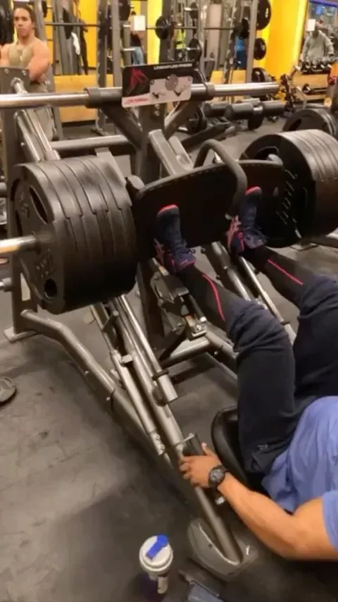 Marcos Feliz entrenando en 2021 — Cómo colocar los pies en la prensa